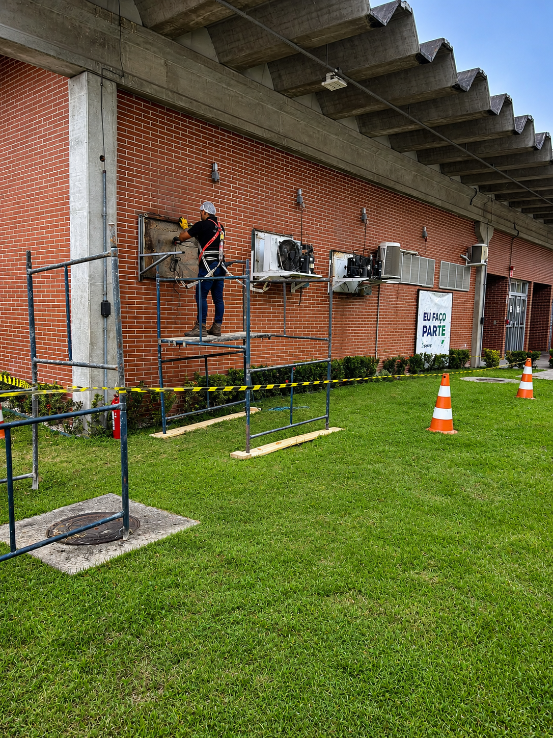 Instalação de unidade condensadora — registro enviado pela Brisatec