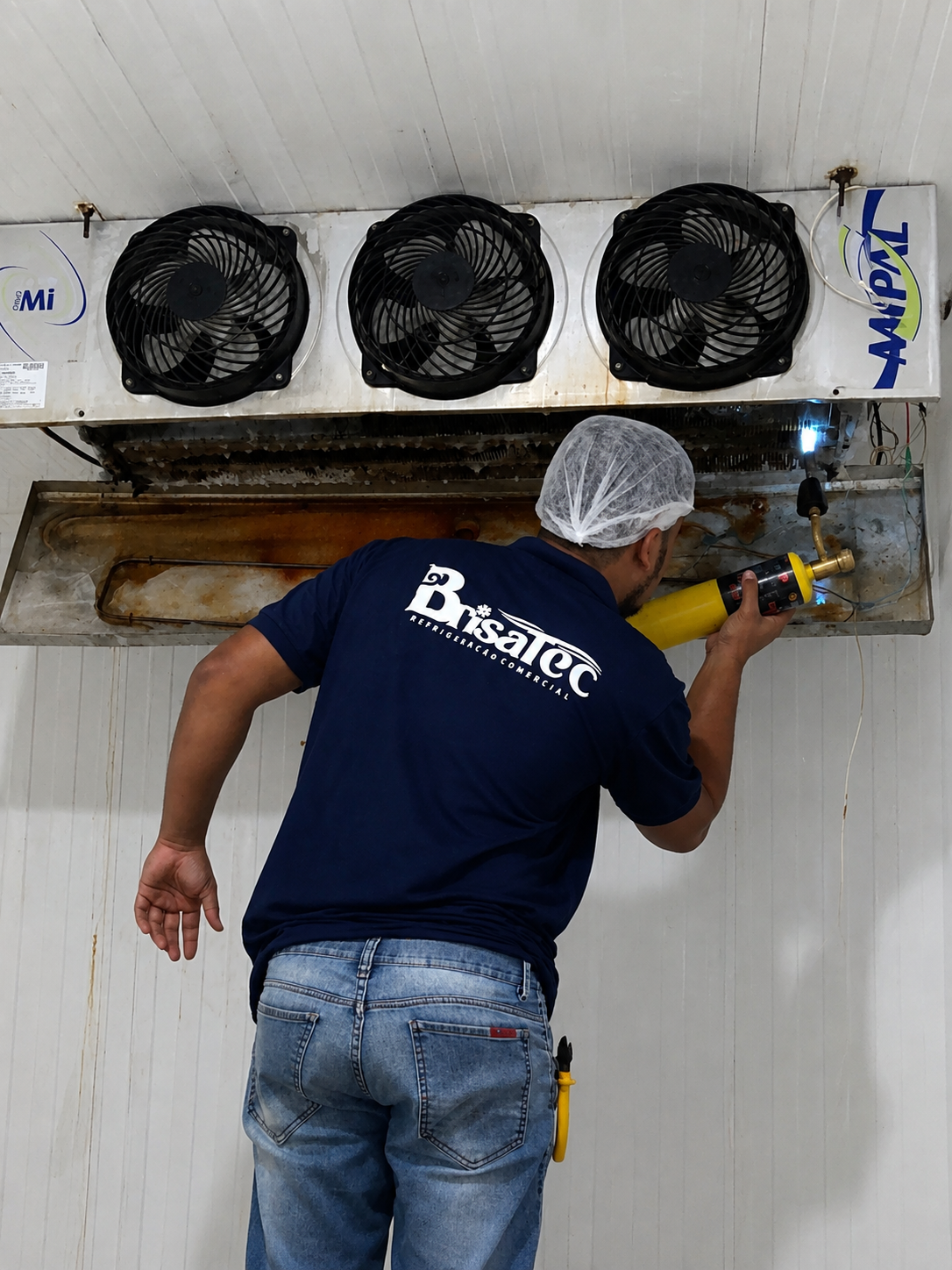 Técnico da Brisatec realizando manutenção na evaporadora de uma câmara fria